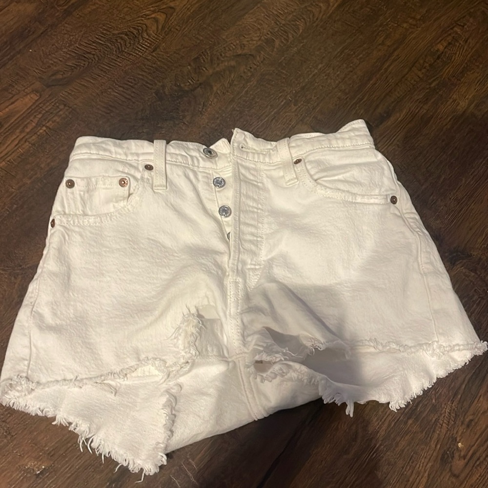 white denim levi 501 shorts, size 25